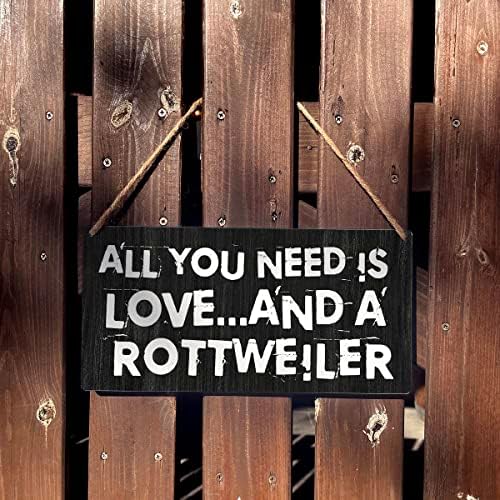 Rottweiler Mom שלט חווה מתנה כל מה שאתה צריך זה אהבה ורוטווילר שלט תלייה מעץ לוחית קיר כפרי תפאורה לקישוט