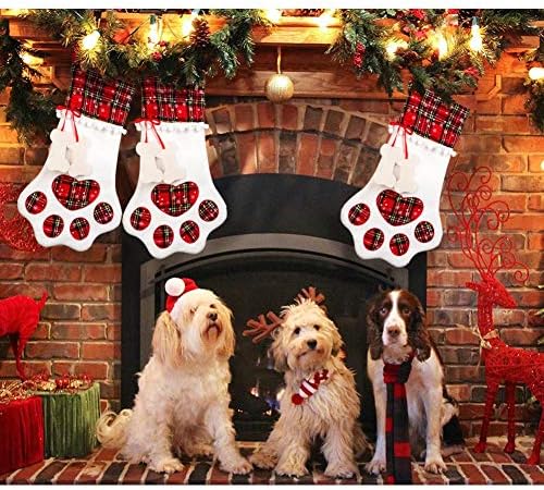 כלב חיות מחמד שלנו גרב חג המולד, גרבי חג המולד תלויים עם כפה כלב משובץ באפלו אדום לחג המולד קישוטי עץ